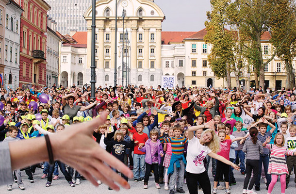 Ples 1800 mladostnikov s Plesno šolo Kazina, evropski teden mobilnosti, Kongresni trg, Ljubljana