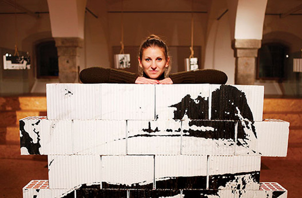 Suzana Brborović, odprtje razstave »Od temeljev do strehe«, galerija Simulaker, Novo mesto