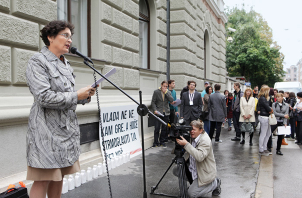 Varuhinja Čebašek Travnikova otvori protest, ker vlada praviloma nikogar nič ne vpraša, ko v državnem zboru po nujnem ali skrajšanem postopku sprejema odločitve z nezanemarljivimi posledicami