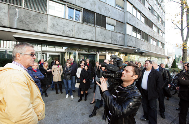 Pogodbeni sodelavci protestirajo pred stavbo nacionalne televizij