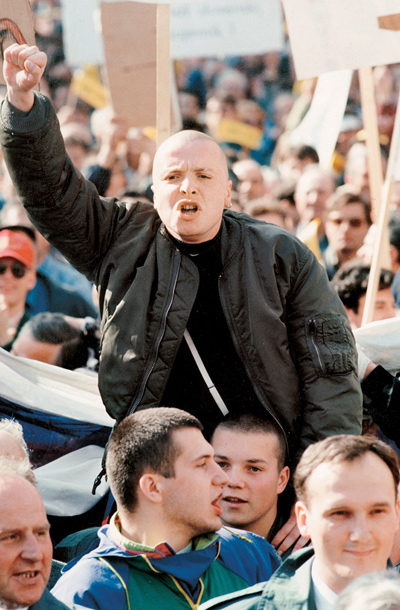 Direktor Sove Damir Črnčec v sredini spodaj na demonstracijah v podporo odstavljenemu ministru Janezu Janši leta 1994