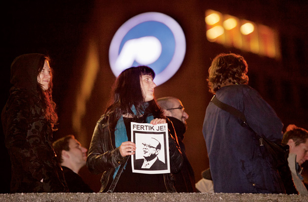 Ljubljana, 27. november: Notranji minister Gorenak, ki je še nedavno »izgubil« referendumske podpise in zavlačeval postopke, želi sedaj razjarjeno množico prepričati, da so protesti »ilegalni«. In da je treba skrbeti za red. 