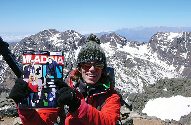 Nina Mohorko na vrhu Jebel Toubkala, 4167 m, najvišjega vrha Severne Afrike, Maroko / Foto Helmut Iungwirth