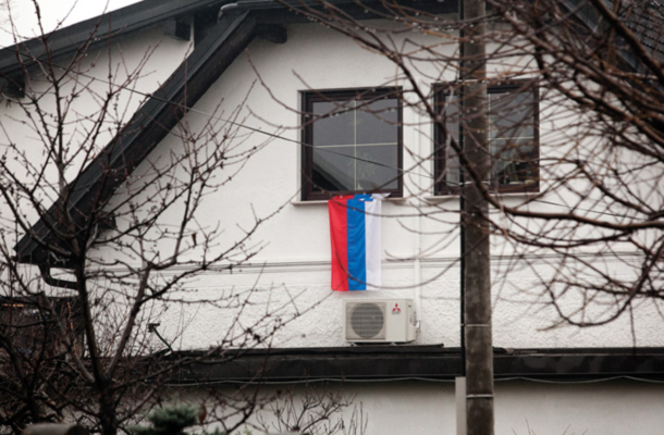 Napačno izobešena zastava na hiši državne sekretarke Mojce Škrinjar