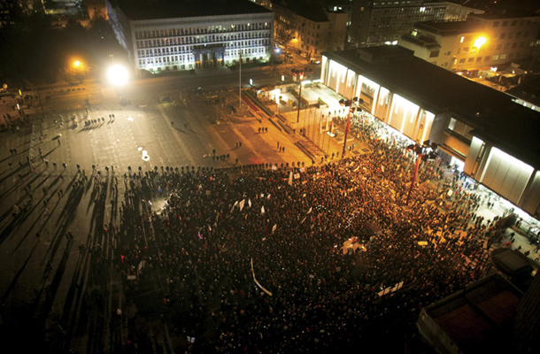 Med politiko in protestniki, med parlamentarnimi strankami in njihovimi volivci, med parlamentom in ljudstvom stoji velik zid. Če bi bil sestavljen samo iz policijskih ograj, bi jih bilo mogoče hitro preplezati. Zid je v glavah. 