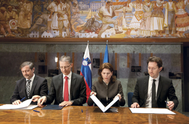 Foto tedna: Podpis koalicijske pogodbe. Mandatarka Alenka Bratušek (PS), Igor Lukšič (SD), Gregor Virant (DL) in Karl Erjavec (Desus), 13. marec 2013