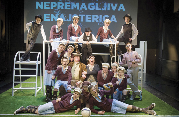 Nepremagljiva enajsterica, gledališka predstava, Anton Podbevšek teater, Novo mesto