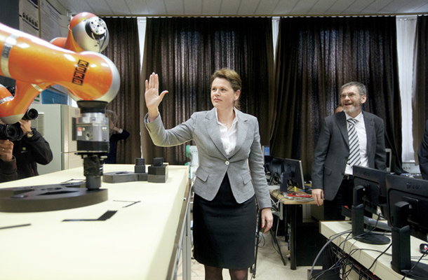 Foto tedna: Alenka Bratušek se »pogovarja« z robotom med obiskom Instituta Jožef Stefan  