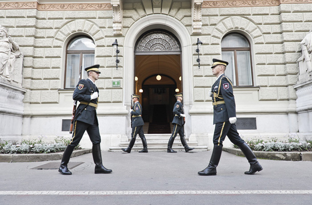 Foto tedna: Pahorjeva noviteta, menjava častne straže pred predsedniško palačo, Ljubljana