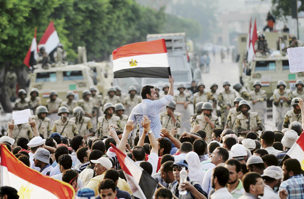 Vojaki in Mursijevi privrženci na egipčanskih ulicah