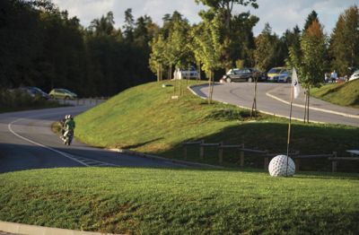 Smlednik: žogica za golf opozarja na bližnje golfišče.