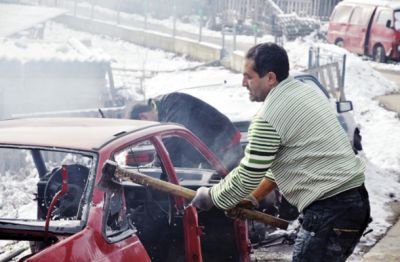 Nazif v filmu razkosa svoj avto za staro železo, da bi lahko plačal položnico za elektriko in kupil zdravila za ženo