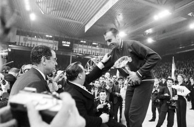 Pokal za zmagovalce na svetovnem prvenstvu v Ljubljani leta 1970. Ivo Daneu in Stane Dolanc.