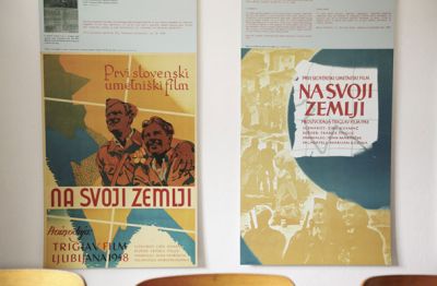 Originalni plakat za film Na svoji zemlji (levo)