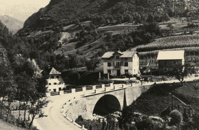 Hiša na Koritnici, ki jo je prva ekipa »preoblekla«, toda druga ekipa je potem rekla: ne, Baška grapa bo taka, kot je! / Foto: Erminio del Fabro, Slovenski filmski arhiv pri ARS