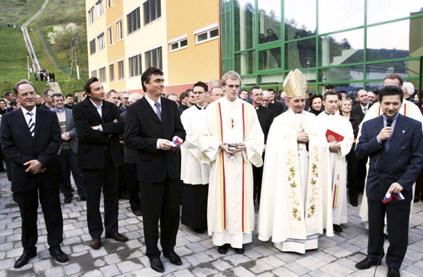 Odprtje kompleksa na Vrbanski 30 leta 2008, kjer od tedaj Zavod Antona Martina Slomška vodi Ivan Štuhec (desno). Del kompleksa, ki ga bo nadškofija izgubila, sestavljajo škofijski vrtec, dijaški dom, glasbena in baletna šola ter škofijska gimnazija. 