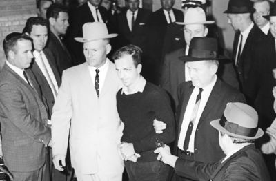 Tik preden je Jack Ruby streljal na Leeja Harveyja Oswalda, ki je dva dni pred tem streljal na Kennedyja, 24. novembra 2013