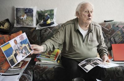 Dorić drži v roki svojo fotografijo s poroke Mira Barešića. Barešić je bil znan hrvaški nacionalist, ki je leta 1971 ubil jugoslovanskega konzula na Švedskem, Vladimirja Rolovića.