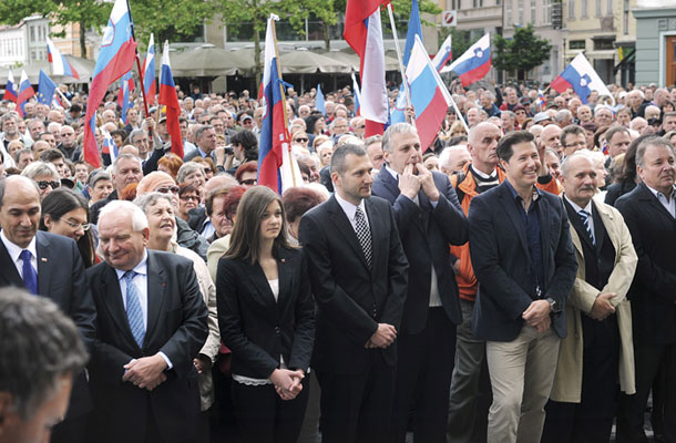 Navdušeni nasprotnik pravic istospolnih Aleš Primc na shodu v podporo Majniški deklaraciji 2014 