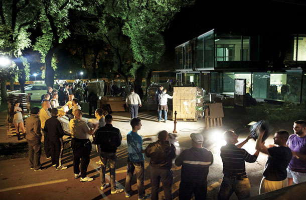 Foto tedna: Človeška veriga med natovarjanjem pomoči za poplavljena območja v BiH in Srbiji, pred pravoslavno cerkvijo v Ljubljani