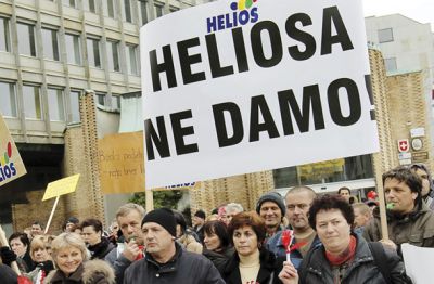 Leta 2011 so se delavci Heliosa zbrali pred NLB in protestirali proti nenavadni prodaji podjetja. Vzklikali so “Lopovi, lopovi...” Banka in politika jih je mirila, a imeli so prav. 