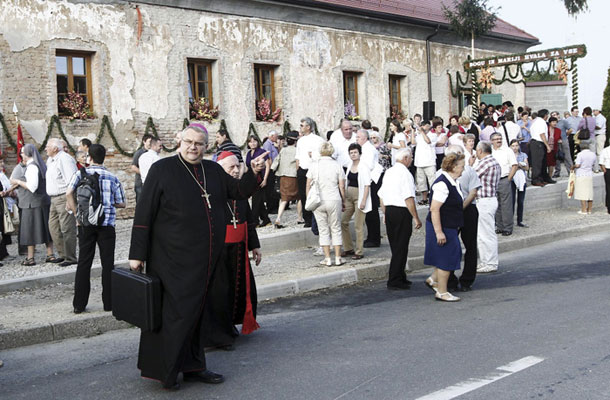 Murskosoboški škof Peter Štumpf (na fotografiji skupaj s kardinalom Francom Rodetom) je odkrito podprl Janšo. Med drugim je zapisal: »Če je dogodek na Roški napovedal zarjo pravne države, je sedaj Janšev odhod v zapor napovedal zaton.« In dodal, da bomo na volitvah »odločali o tem ali smo še vredni Slovenije, ali pa smo jo že uničili in zavrgli«. 