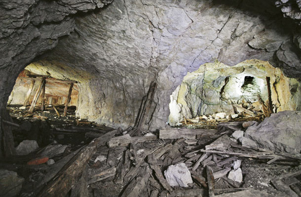 Italijani so že junija 1915, mesec dni po tem, ko so vstopili v vojno, osvojili Krn, kar šteje za njihov največji uspeh na zgornjem delu soške fronte. Fronta se potem na tem ozemlju ni premikala do končnega spopada, a srditi spopadi so se vrstili. Znamenja boja so pogosta predvsem na Krnu bližnji Batognici. Ponekod so celo v skalo vklesana stopnišča, mnogo je kavern in utrjenih položajev, od daleč so vidne luknje, ki so jih povzročili topovski izstrelki. Na fotografiji je avstro-ogrski rov v Batognici, ki po desni privede do mesta minske eksplozije, po levi pa po strmih stopnicah na vrh. 