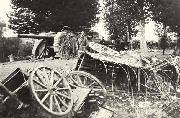 Cesta v Italiji po preboju soške fronte oktobra 1917. Italijanska vojska je v paničnem begu pustila celotno opremo in težko orožje.