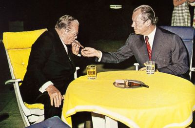 Predsednik SFRJ Josip Broz Tito in kancler ZRN Willy Brandt, avtorja »brionske formule«, po kateri je Jugoslavija namesto izplačane vojne odškodnine dobila 1 milijardo nemških mark gospodarske pomoči v obliki »ugodnega« kreditnega posojila.  Fotografija je nastala med pogajanji na Brionih.