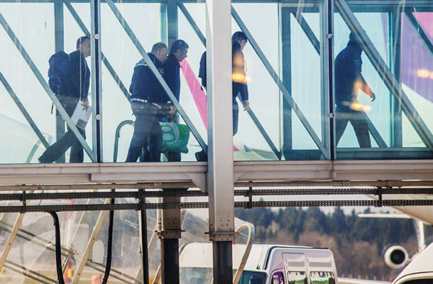 Prihod Roberta Časarja (na sredi, z zeleno nakupovalno vrečko) na ljubljansko letališče