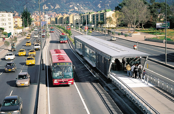 V Bogoti, Kolumbija, so namesto podzemne železnice ali tramvaja uvedli precej cenejši, a učinkovit sistem hitrih avtobusov TransMilenio. Prednostno so gradili tudi kolesarske steze (skrajno levo na sliki). 