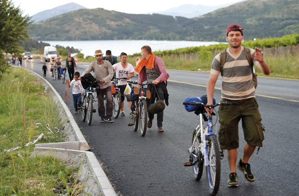 Emigranti iz Iraka, Sirije, Afganistana, Malija, Pakistana in Somalije po kopenskih in morskih poteh prihajajo v Turčijo in Grčijo, od tam pa gredo prek Makedonije in Srbije peš naprej v Evropsko unijo. 