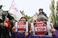 Foto tedna: Protest proti trgovinskim sporazumom med EU in ZDA (TTIP, CETA, TISA), Ljubljana, 10. oktober 2015