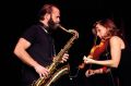 Colin Stetson in Sarah Neufeld se več čas tipata, poslušata, gledata, čutita ter gradita in usmerjata zvok