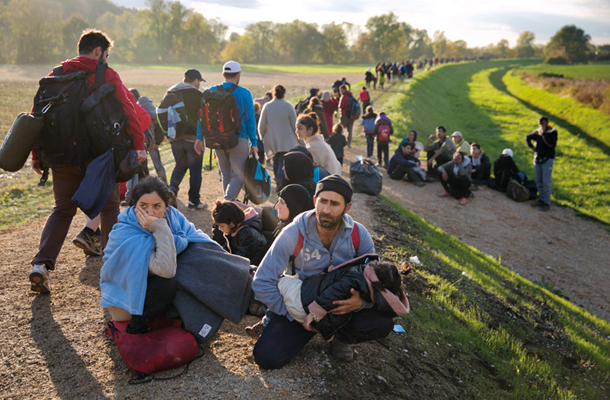 Torek dopoldne, Brežice. Kilometer pred slovensko-hrvaško mejo so hrvaške oblasti ustavile vlak in iz njega izpustile ljudi, ki so se nato peš, prek meje odpravili proti zbirnemu centru v Brežicah. Družina, utrujena od hoje, počiva pol kilometra proč od zbirnega centra. 