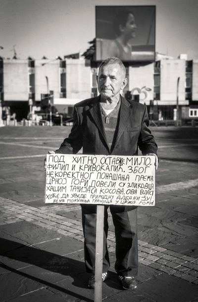 Petko Milošević, 77-letni upokojeni upravljalec gradbenih strojev: »Hočejo v Nato, jaz sem popolnoma proti. Pred nekaj leti so bombardirali Črno goro, zdaj pa bomo mi plačevali za njihove bombe!« 