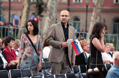 Borut Rončević in Nadja Damij na proslavi dneva državnosti leta 2012, ko je bil Rončević državni sekretar na ministrstvu za izobraževanje. Čeprav je bil leto dni politik, je najbolje ocenjeni slovenski družboslovec zadnjih petih let. Njegova partnerka Nadja Damij je dekanja Fakultete za informacijske študije v Novem mestu, ki naj bi bila del novomeške univerze. 