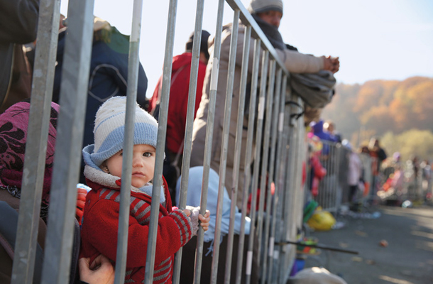 Šentilj: »Migranti se bodo na koncu ustavili pri nas, tukaj zaživeli v vsem, kar nam bodo vsiljevali – od verskih do povsem nam nesprejemljivih življenjskih navad.« - murskosoboški škof dr. Peter Štumpf