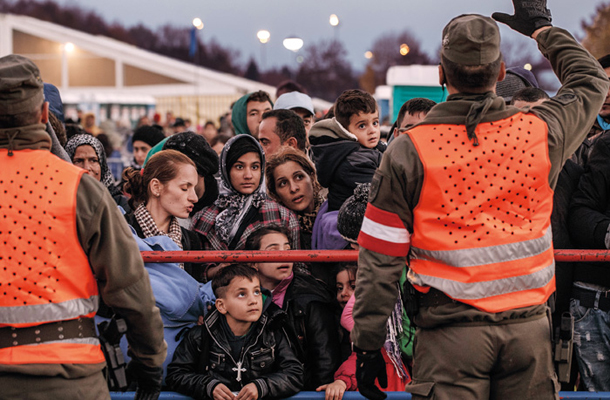 Avstrijski vojaki na meji niso oboroženi. Tudi policisti ne nosijo posebne opreme, primerne za spopad z živo silo.