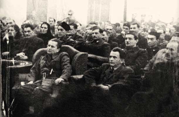 Drugo zasedanje Avnoja v Jajcu, Josip Vidmar poleg Tita, desno Edvard Kocbek in zadaj v drugi vrsti Boris Kidrič, november 1943