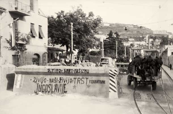 Partizanske enote se spuščajo v Trst, 1. maja 1945 