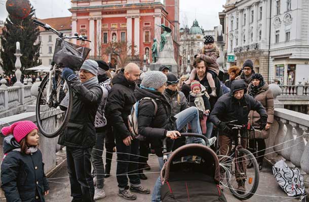 Foto tedna: Diverzantska akcija postavitve žice na Mesarskem mostu, Tromostovju, leseni brvi in Čevljarskem mostu kot opomin na žičnato ograjo, ki raste okoli Slovenije in onemogoča normalno življenje ljudi in živali na meji. 30. december 2015, Ljubljana 