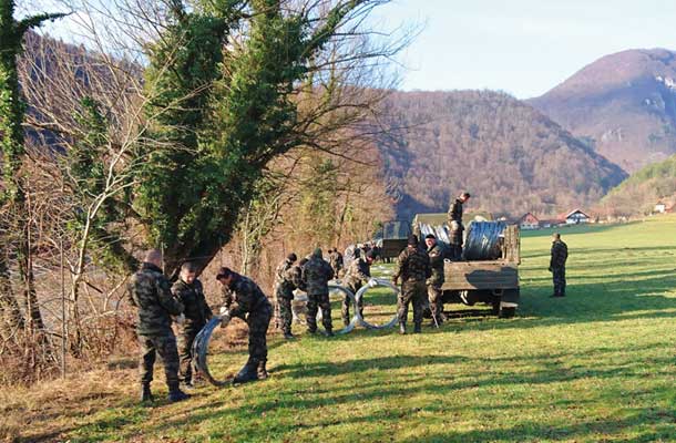 Foto tedna: Nekaj mesecev po tem, ko je Slovenska vojska na meji (začasno) postavljala tehnično oviro oziroma žico z rezili, jo zdaj (začasno) odstranjuje zaradi strahu pred poplavami. Kot, Poljanska dolina ob Kolpi.