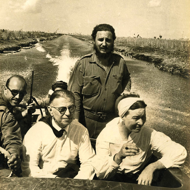 Fidel Castro (v sredini), Jean-Paul Sartre in Simone de Beauvoir (spredaj), Juan Arcocha (levo zadaj) in Celia Sanchez (desno zadaj); Kuba, oktober 1960