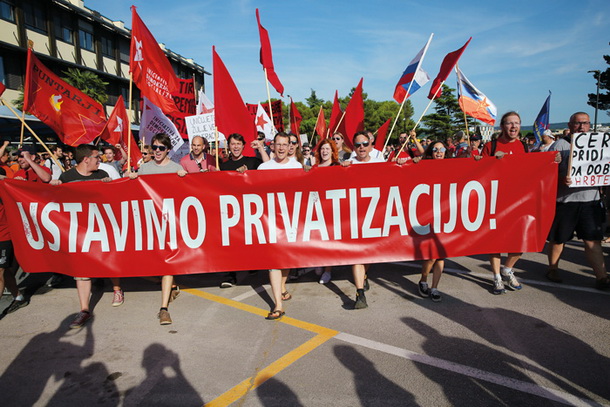 Iniciativa za demokratičnisocializem, jedro Združene levice,na protestu proti privatizacijiLuke Koper 5. julija letos. 