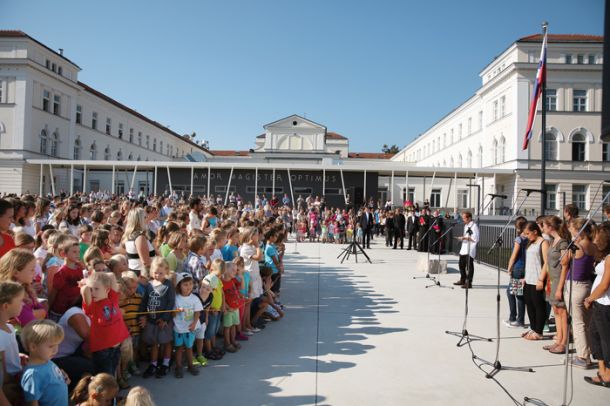 Prav v času, ko ni mogla kriti stroškov programa, je nadškofija Ljubljana uspela osnovni šoli za 15 milijonov evrov zgraditi povsem novo zgradbo.