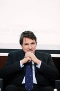 Janez Šušteršič, bivši fi nančni minister, si je tudi želel, da bi Sloveniji spodletelo. Prvi pregled slovenskih bank je zaupal svetovalnemu podjetju, ki se je hkrati pripravljalo na preprodajo naših terjatev. Tudi on je potem z najbolj dramatičnimi toni klical trojko. 