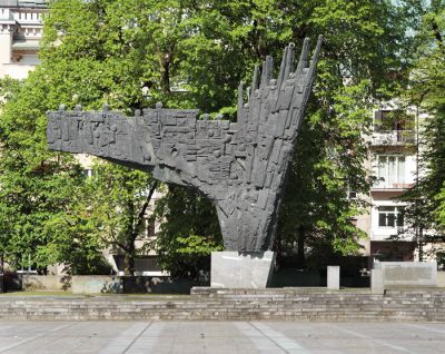 Spomenik revolucije, ki ga je zasnoval Drago Tršar, je zakonsko osnovo dobil  leta 1961, ko je Izvršni svet Ljudske skupščine RS sprejel odlok o postavitvi spomenika. Tršar je s skicami in maketami začel takoj, pri delu mu je pomagal tudi brat Dušan; slavnostno odkritje spomenika pa je bilo 30. maja 1975.