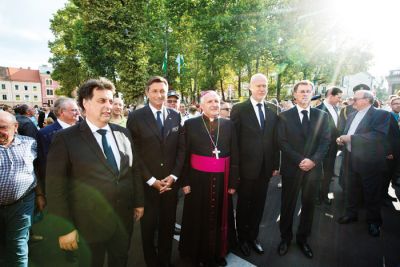 Državni vrh okoli cerkvenega na odprtju spravnega spomenika.