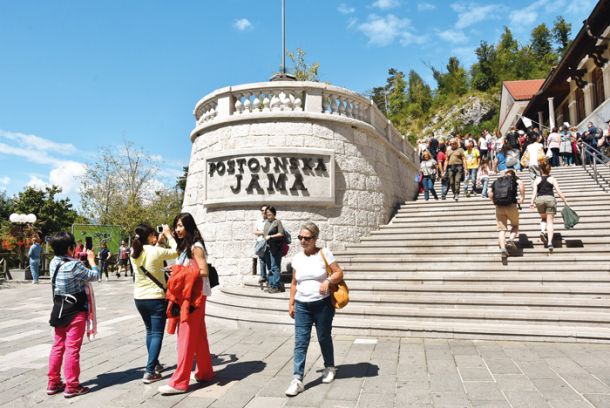 Park Postojnska jama je lani obiskalo več kot milijon ljudi, letos bo številka še višja. 